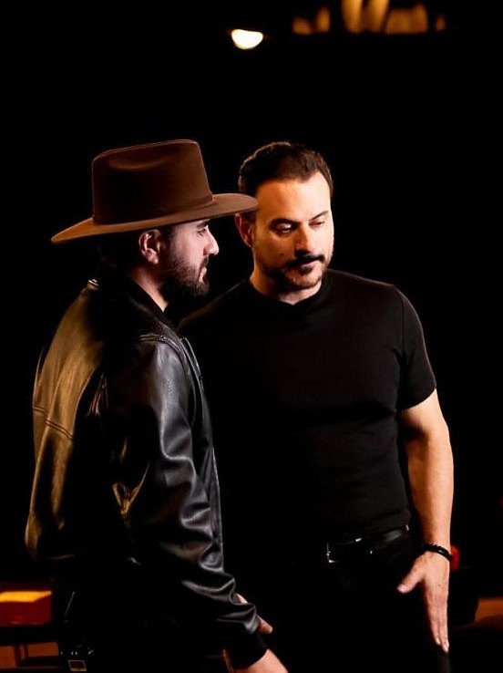 Gui e Léo em retrato de luz baixa